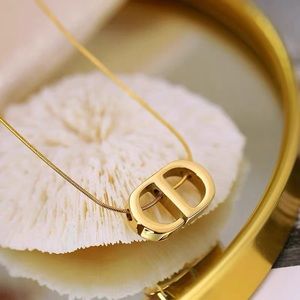 Minimalist 18k Gold Pendant Necklace